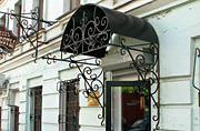Этот козырек выполнен с использованием кованных элементов